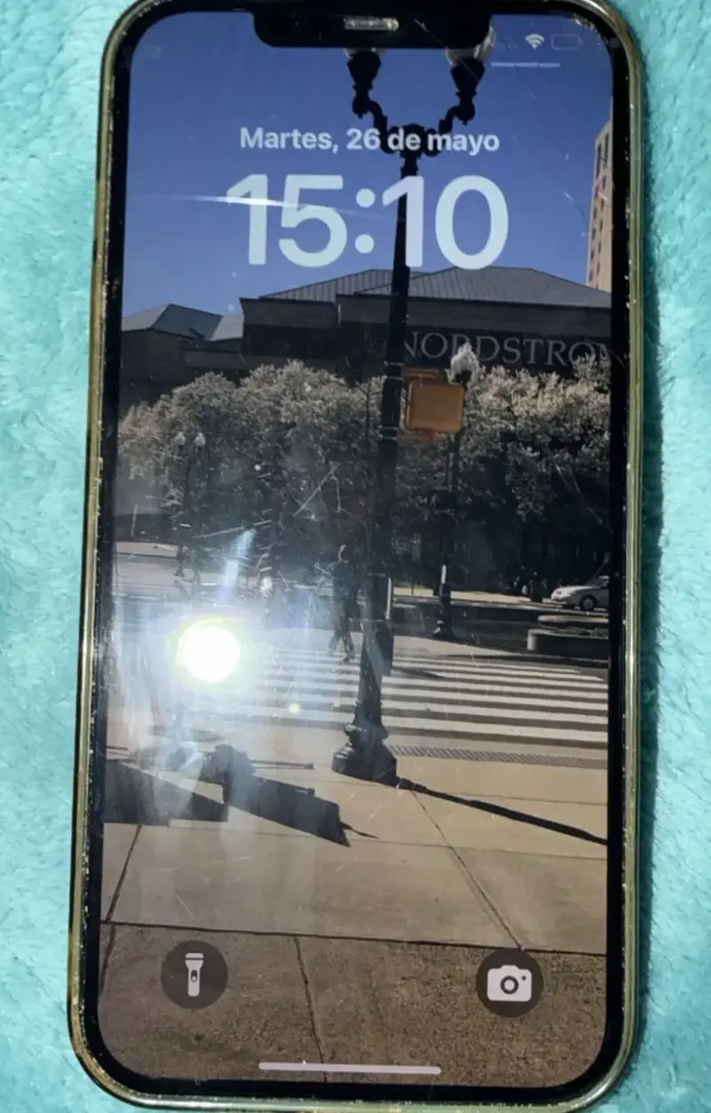 iPhone 12 max con pantalla rota - 1