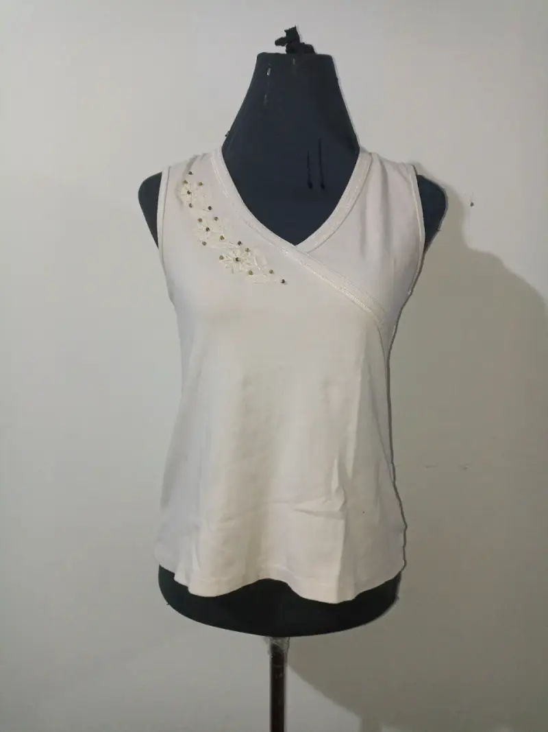 Polera sin mangas blanca con bordado