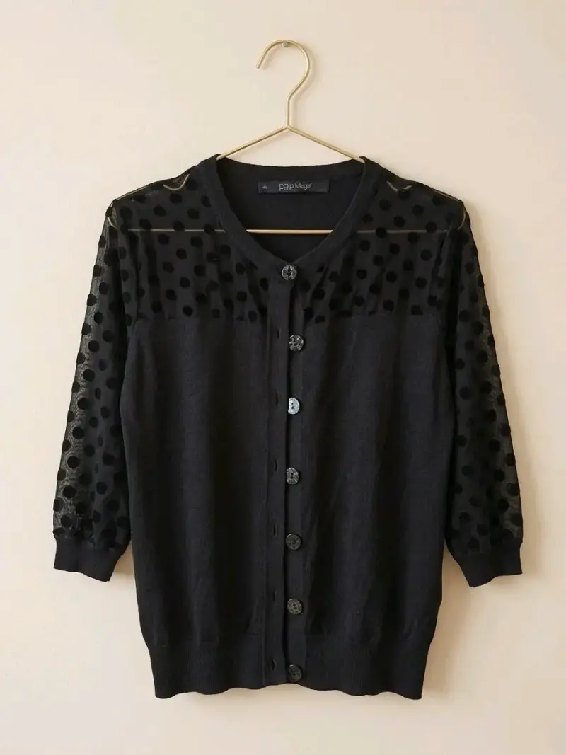 Cardigan negro con mangas de lunares - 1