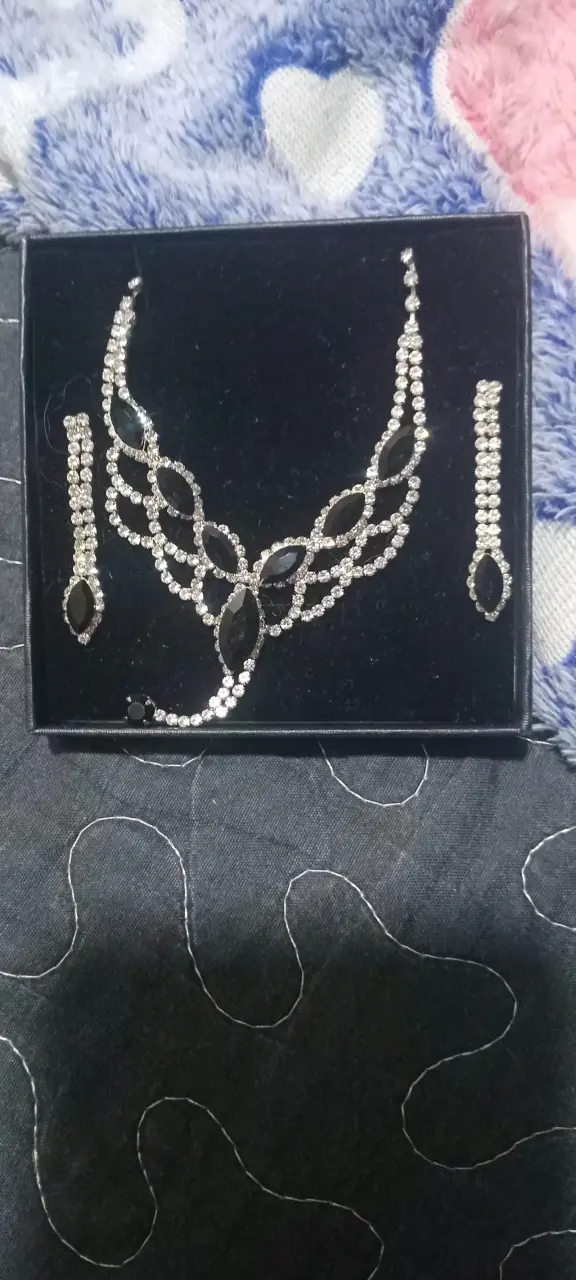 Juego de collar y aros brillantes