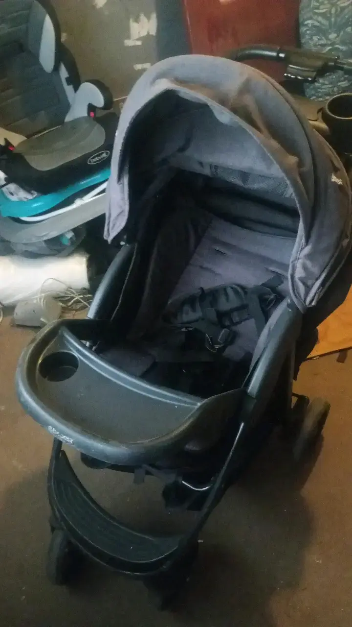 Coche de bebé gris - 1