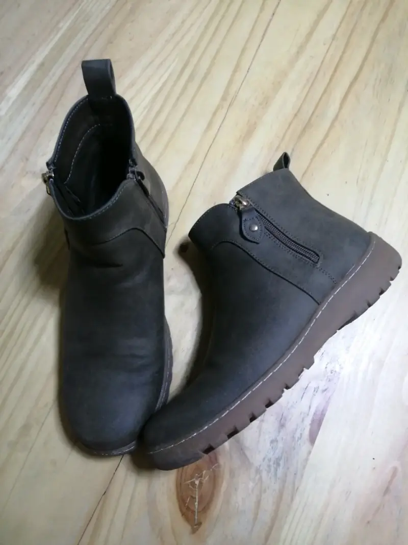 Botines grices de ecocuero