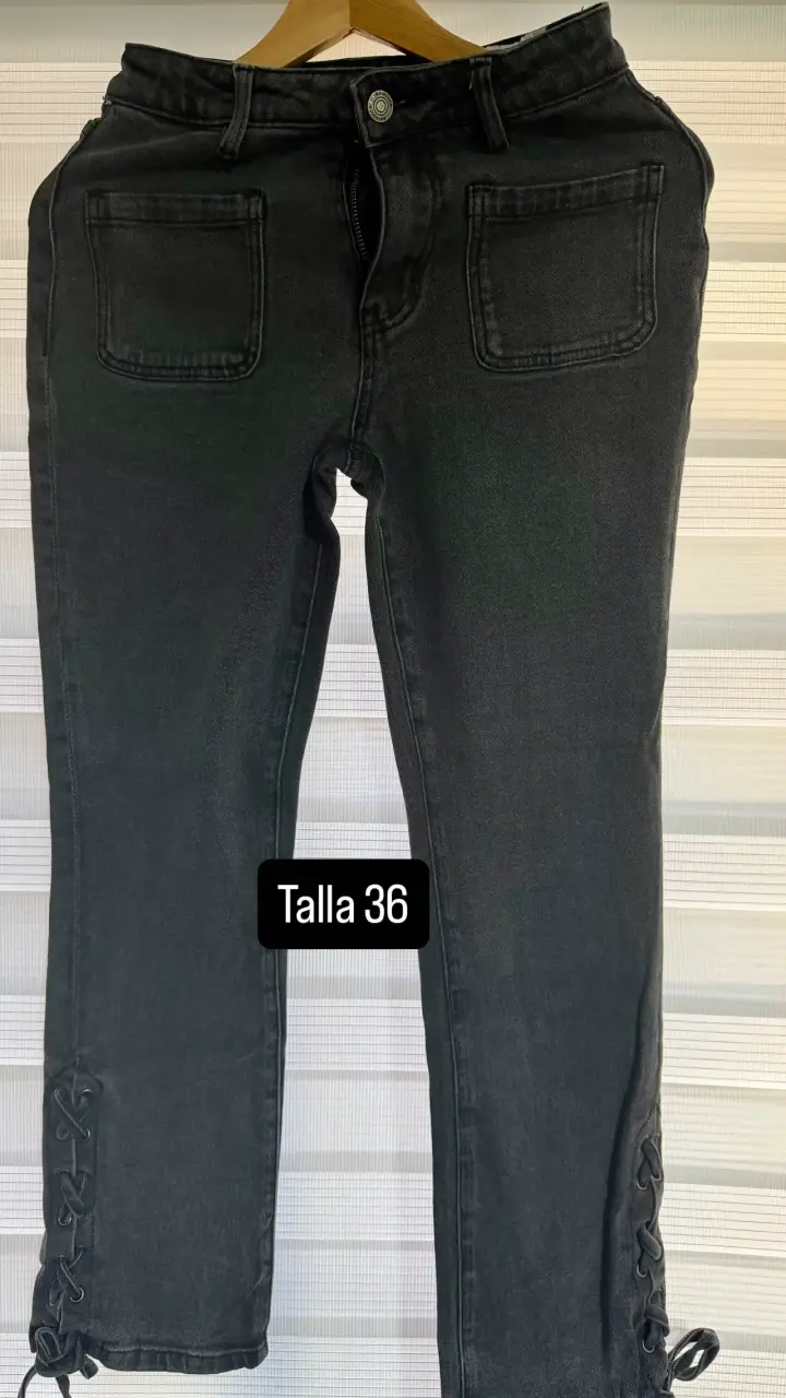 Jeans negros con detalles, talla 36 - 1