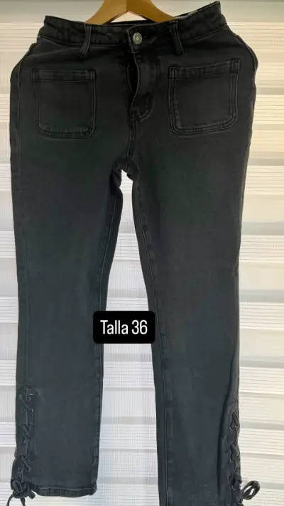 Jeans negros con detalles, talla 36 - miniatura 1