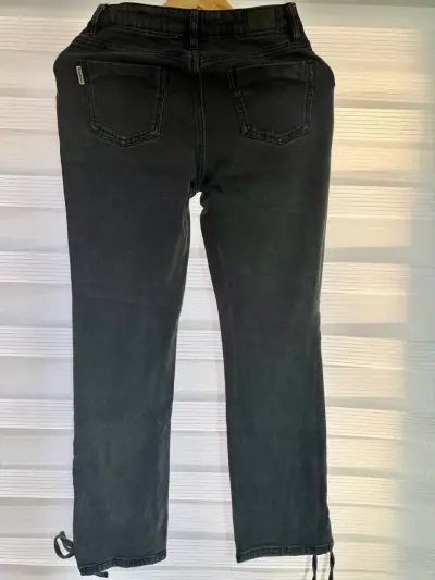 Jeans negros con detalles, talla 36 - miniatura 2
