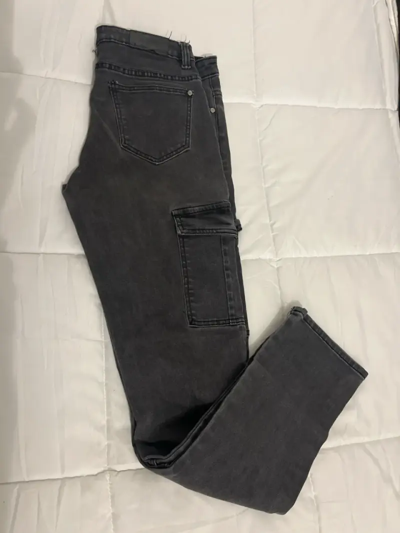Jeans oscuros con bolsillos - 1