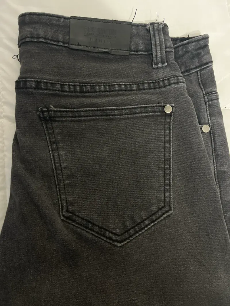 Jeans oscuros con bolsillos - 2