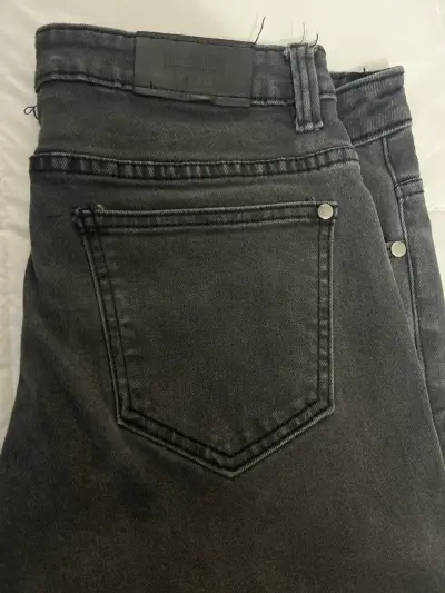 Jeans oscuros con bolsillos - miniatura 2