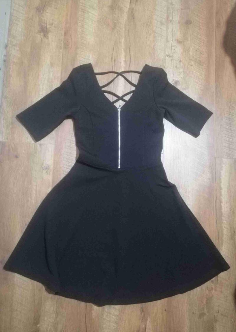 Vestido negro con cierre frontal