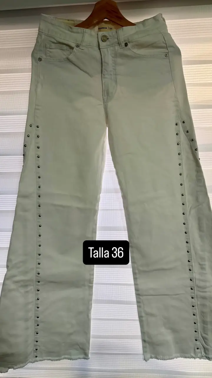 Pantalones blancos con tachuelas - 1