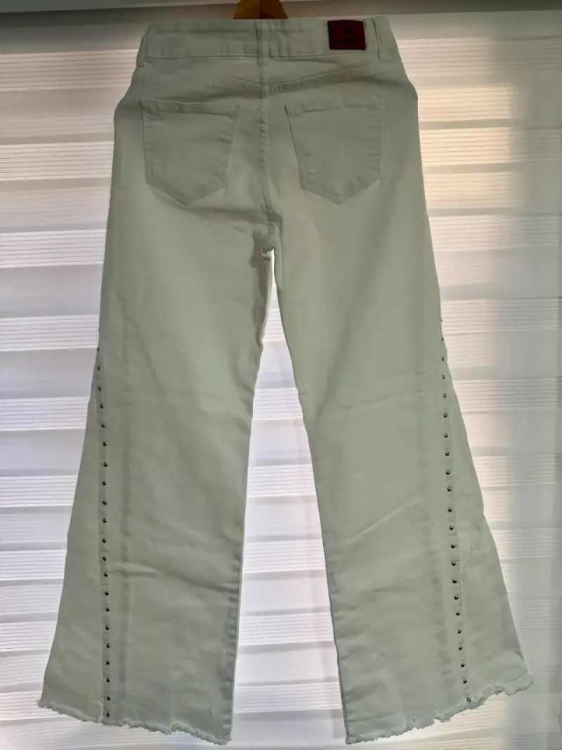 Pantalones blancos con tachuelas - 2