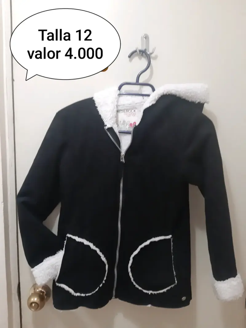 Chaqueta negra con capucha - 1