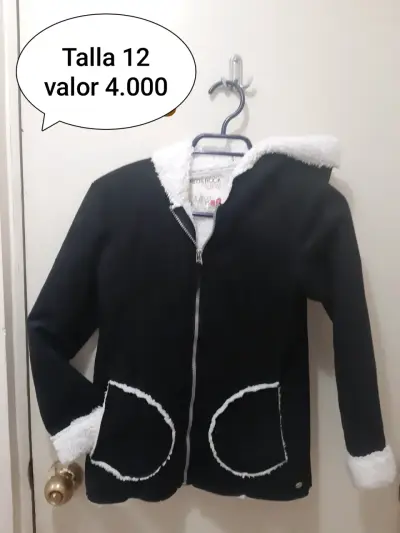 Chaqueta negra con capucha - miniatura 1