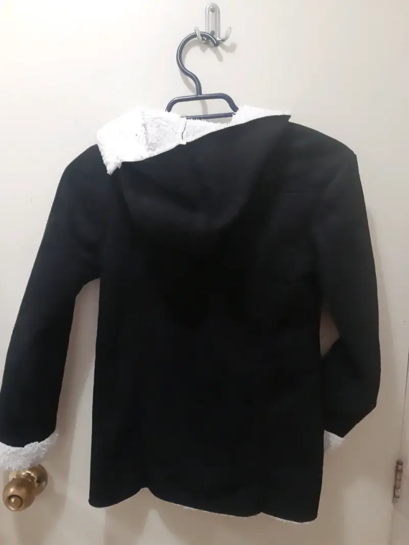 Chaqueta negra con capucha - 2
