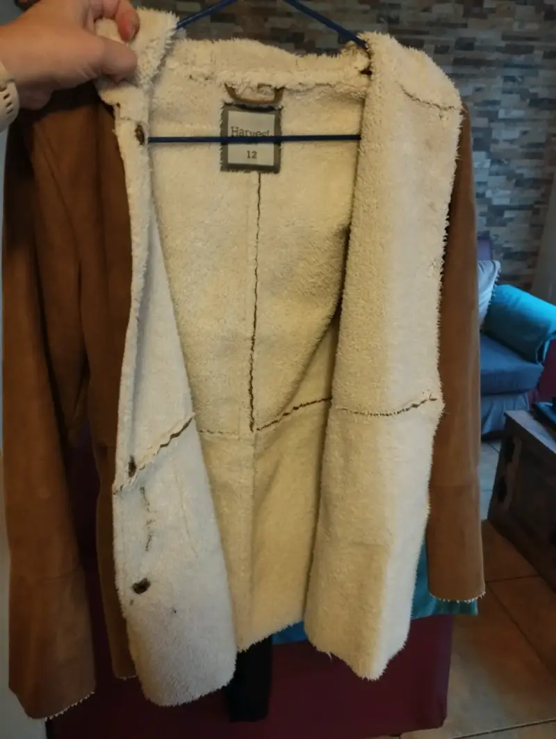 Chaqueta negra con capucha - 3