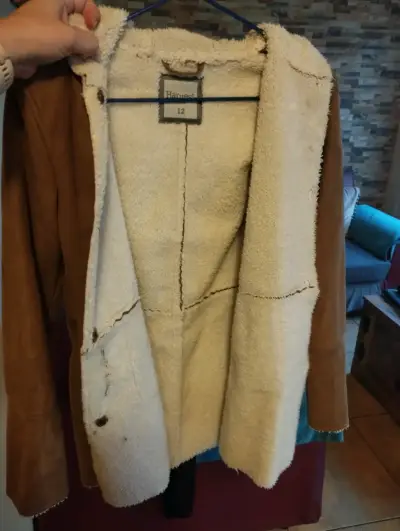 Chaqueta negra con capucha - miniatura 3