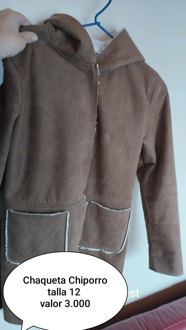 Chaqueta negra con capucha - 4