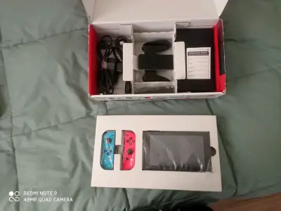 Nintendo Switch con accesorios y joystick - miniatura 1
