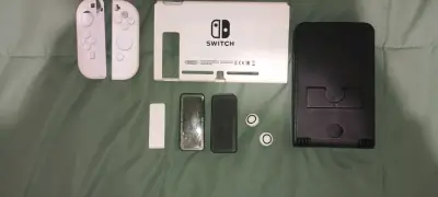 Nintendo Switch con accesorios y joystick - miniatura 2