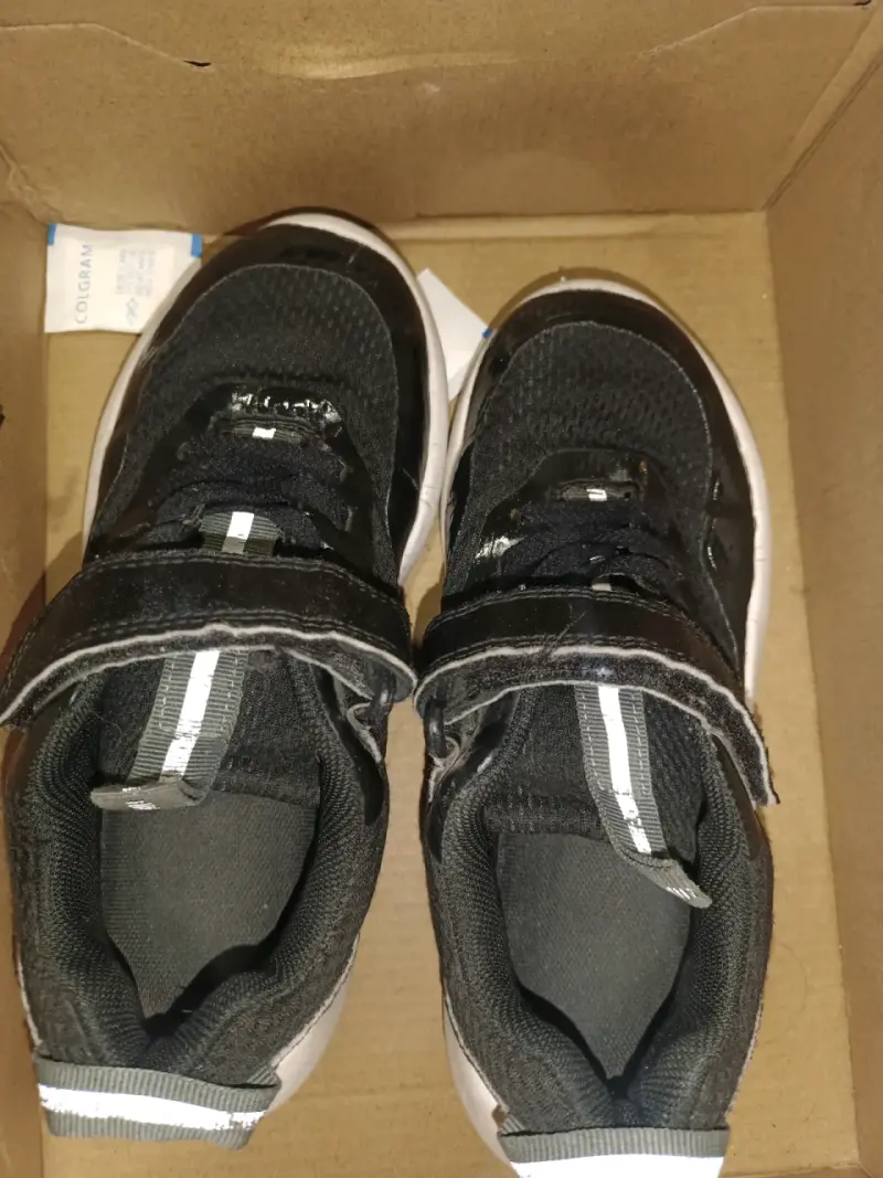 Zapatillas negras con velcro - 1