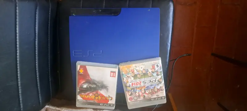 Consola PS3 azul con juegos - 2