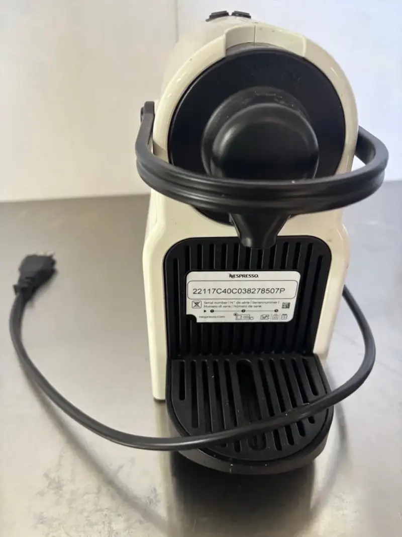Cafetera Nespresso blanca - 1