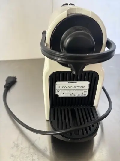 Cafetera Nespresso blanca - miniatura 1