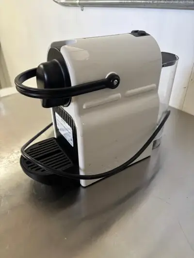 Cafetera Nespresso blanca - miniatura 2