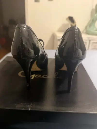 Zapatos de charol negro elegantes - miniatura 3
