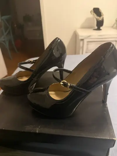 Zapatos de charol negro elegantes - miniatura 4