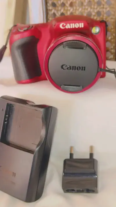 Cámara Canon roja con cargador - miniatura 1