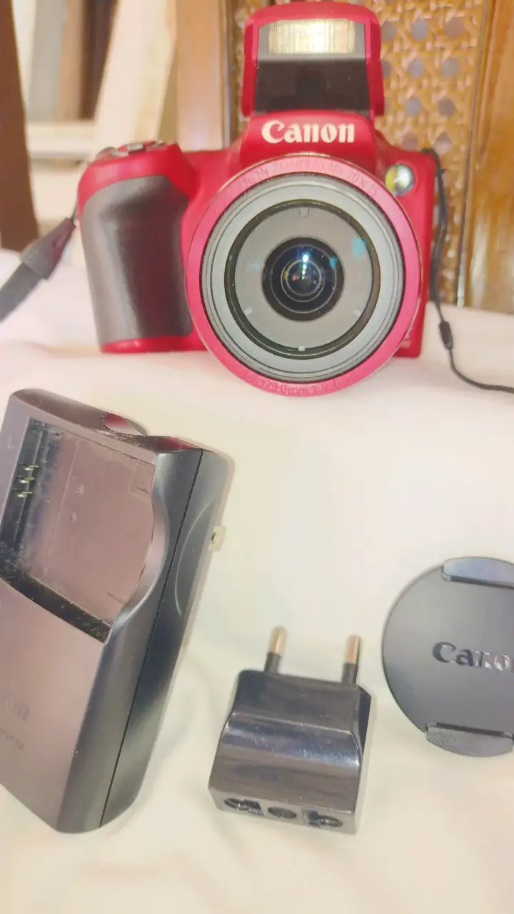 Cámara Canon roja con cargador - 2