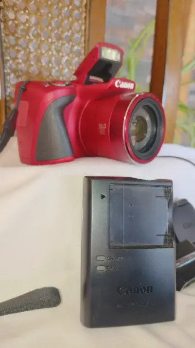 Cámara Canon roja con cargador - miniatura 4