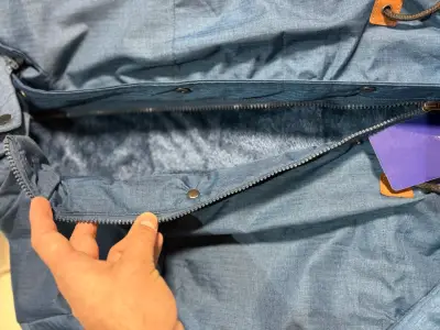 Parka azul con capucha de pelaje forrada con chipo - miniatura 2