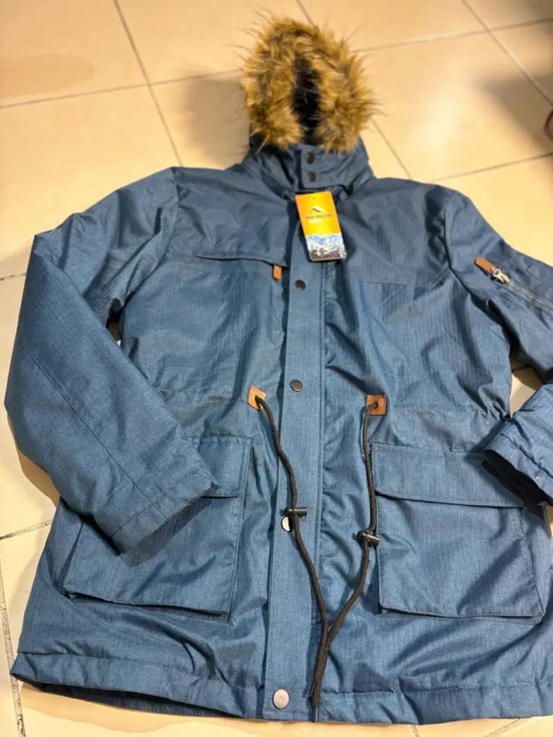 Parka azul con capucha de pelaje forrada con chipo - 4