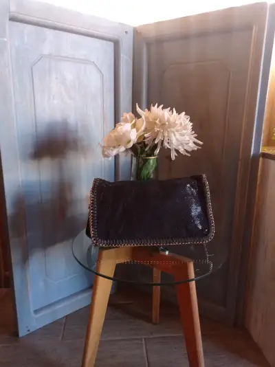 Cartera negra con cadena - miniatura 1