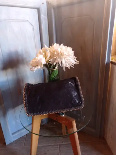 Cartera negra con cadena - miniatura 2