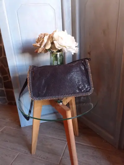 Cartera negra con cadena - miniatura 3