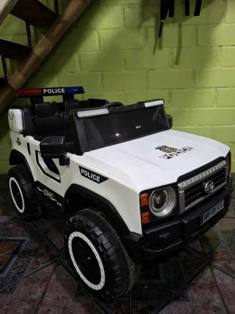 Auto de juguete policial eléctrico - 1