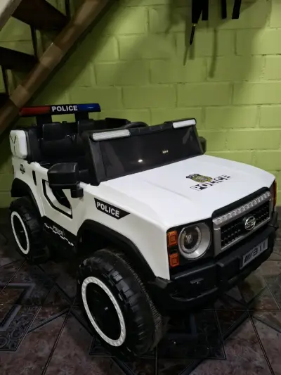 Auto de juguete policial eléctrico - miniatura 1
