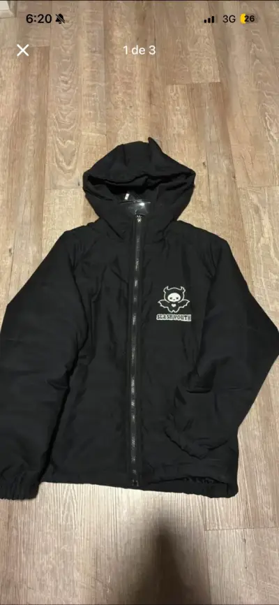 Chaqueta negra con capucha - miniatura 1