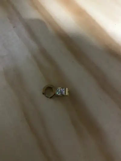 Aro de oro con incrustaciones - miniatura 1