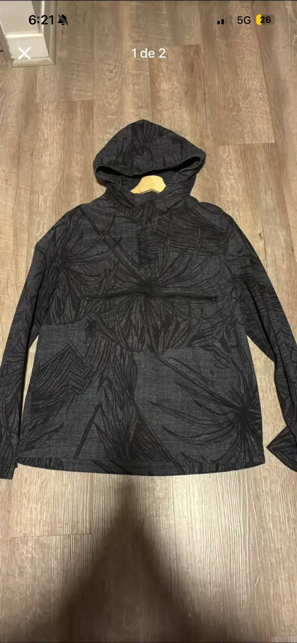 chaqueta negra con diseño hojas - 1