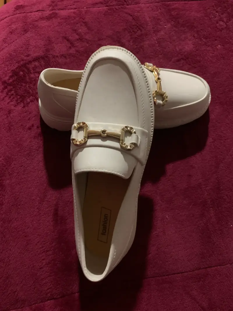 Mocasines blancos con detalle dorado - 1