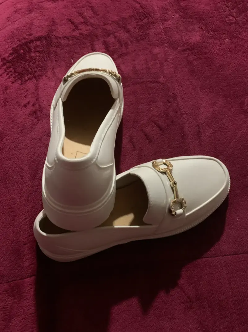 Mocasines blancos con detalle dorado - 2