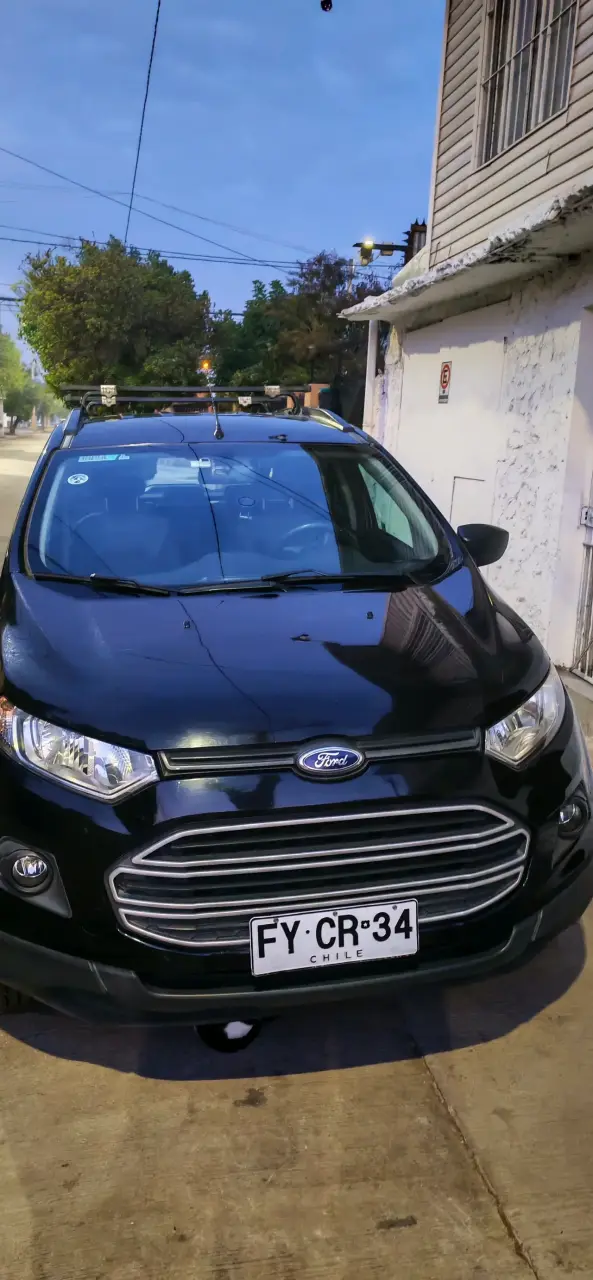 Auto SUV negro en buen estado - 1