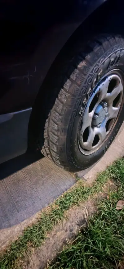 Auto SUV negro en buen estado - miniatura 2