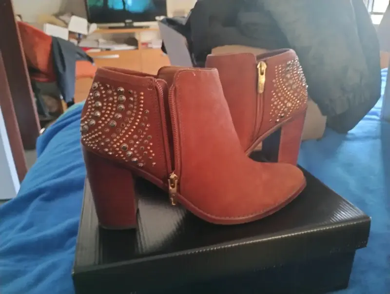 Botines mujer color marrón con tachas - 5