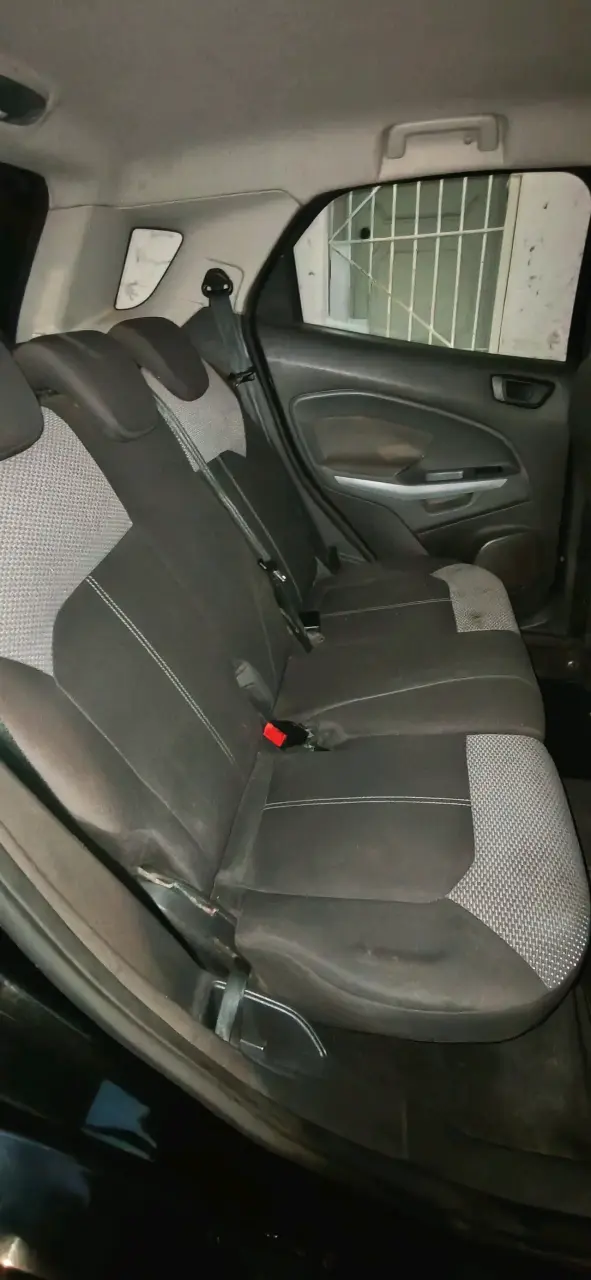 Auto SUV negro en buen estado - 4
