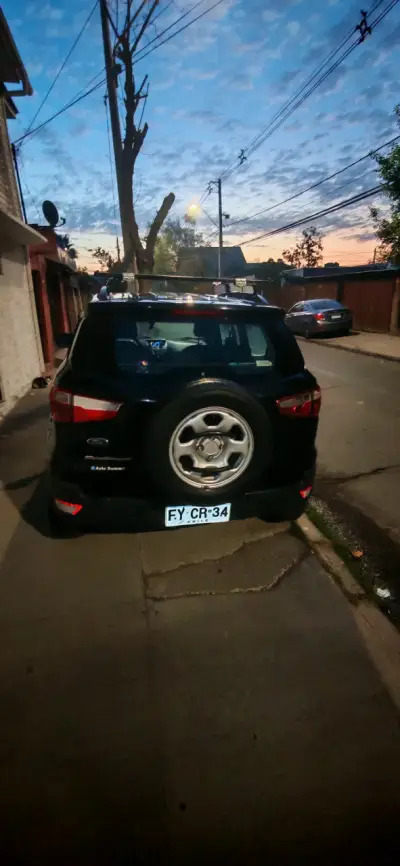 Auto SUV negro en buen estado - miniatura 5